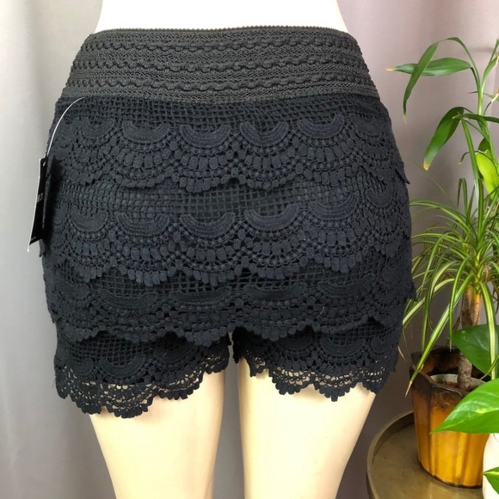 Black lace shorts with elastic waistband - Picture 3 of 8